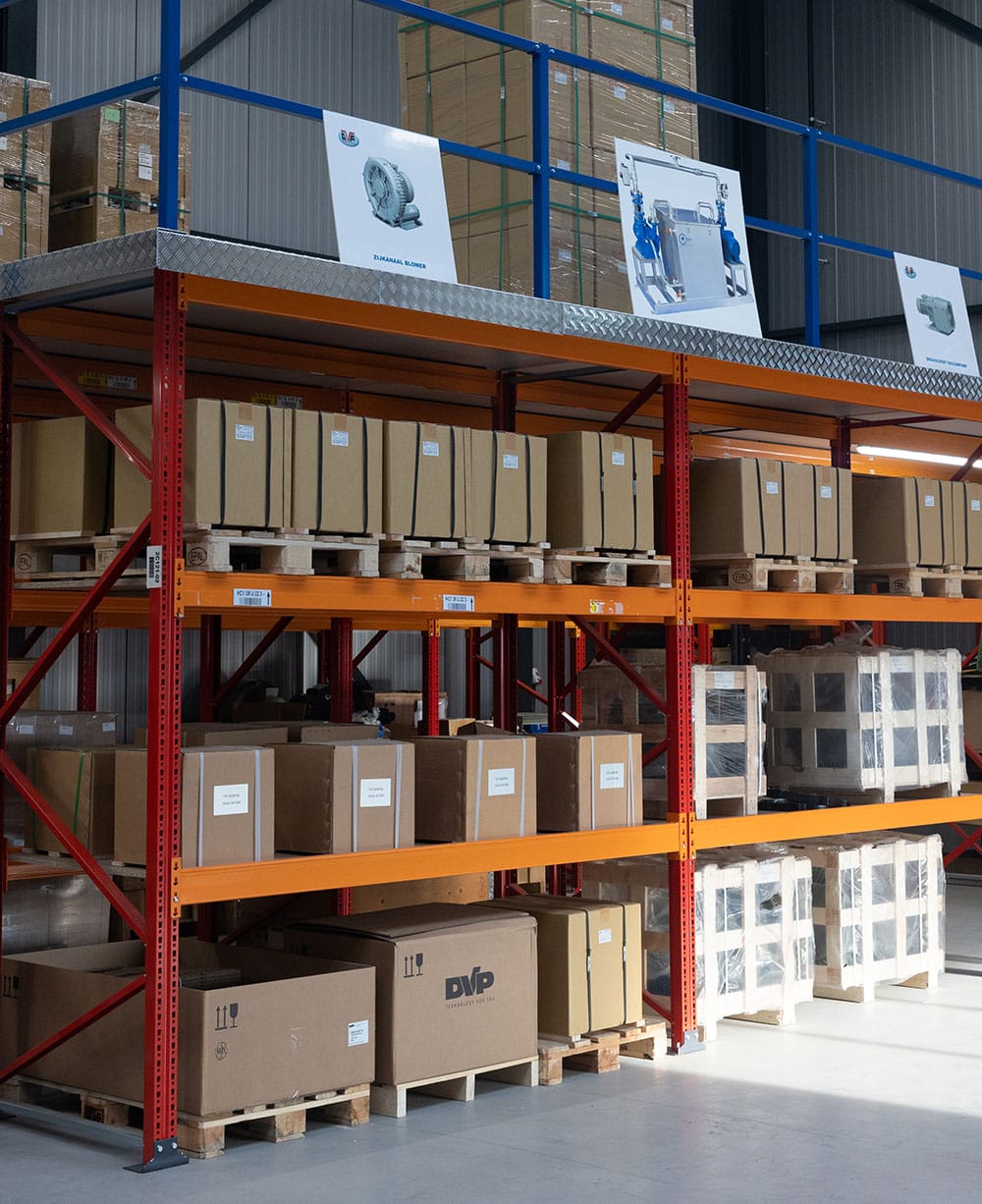 Een foto van gevulde stellingen in het magazijn bij Dovac