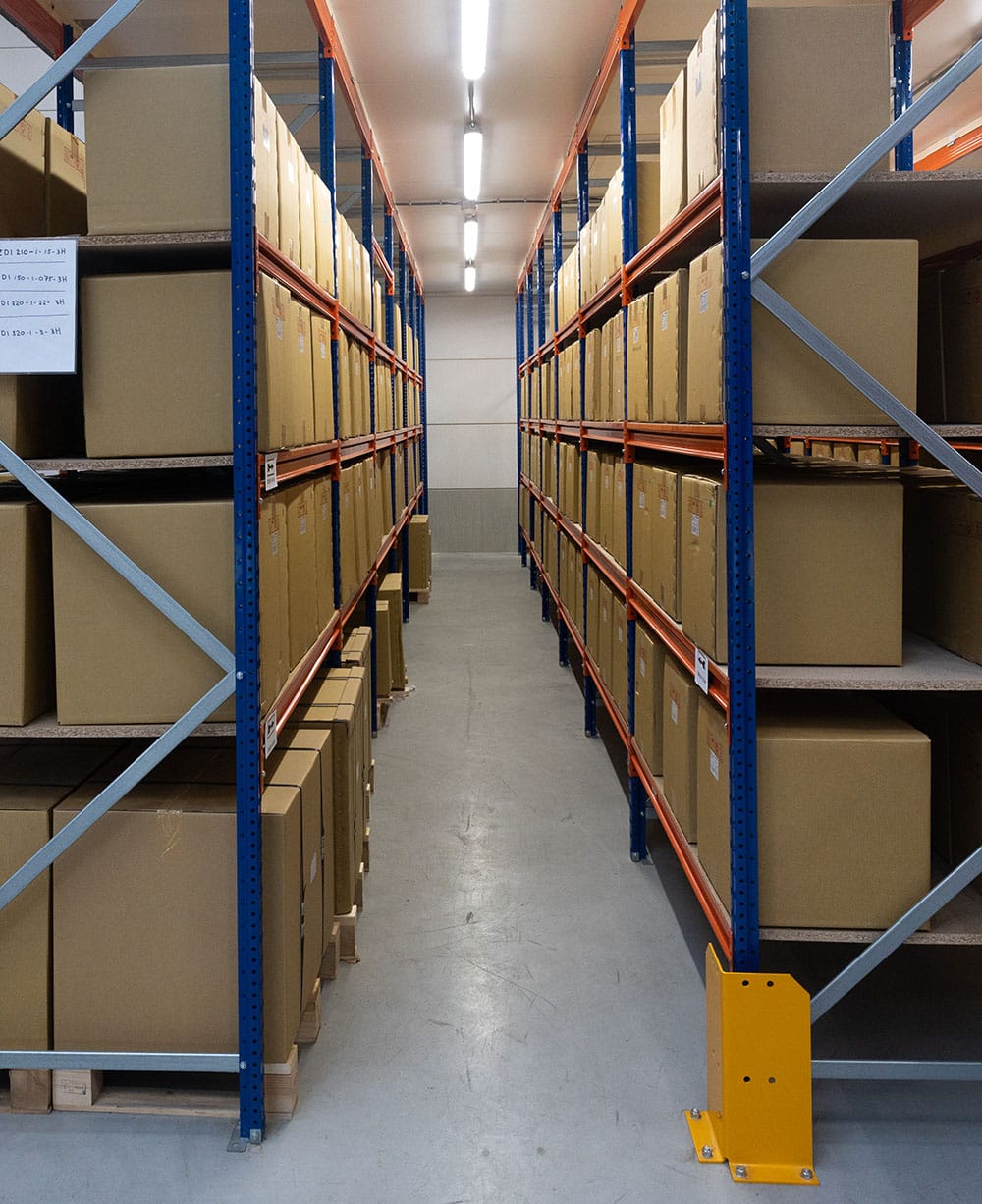 Een foto van een gangpad in het magazijn van Dovac