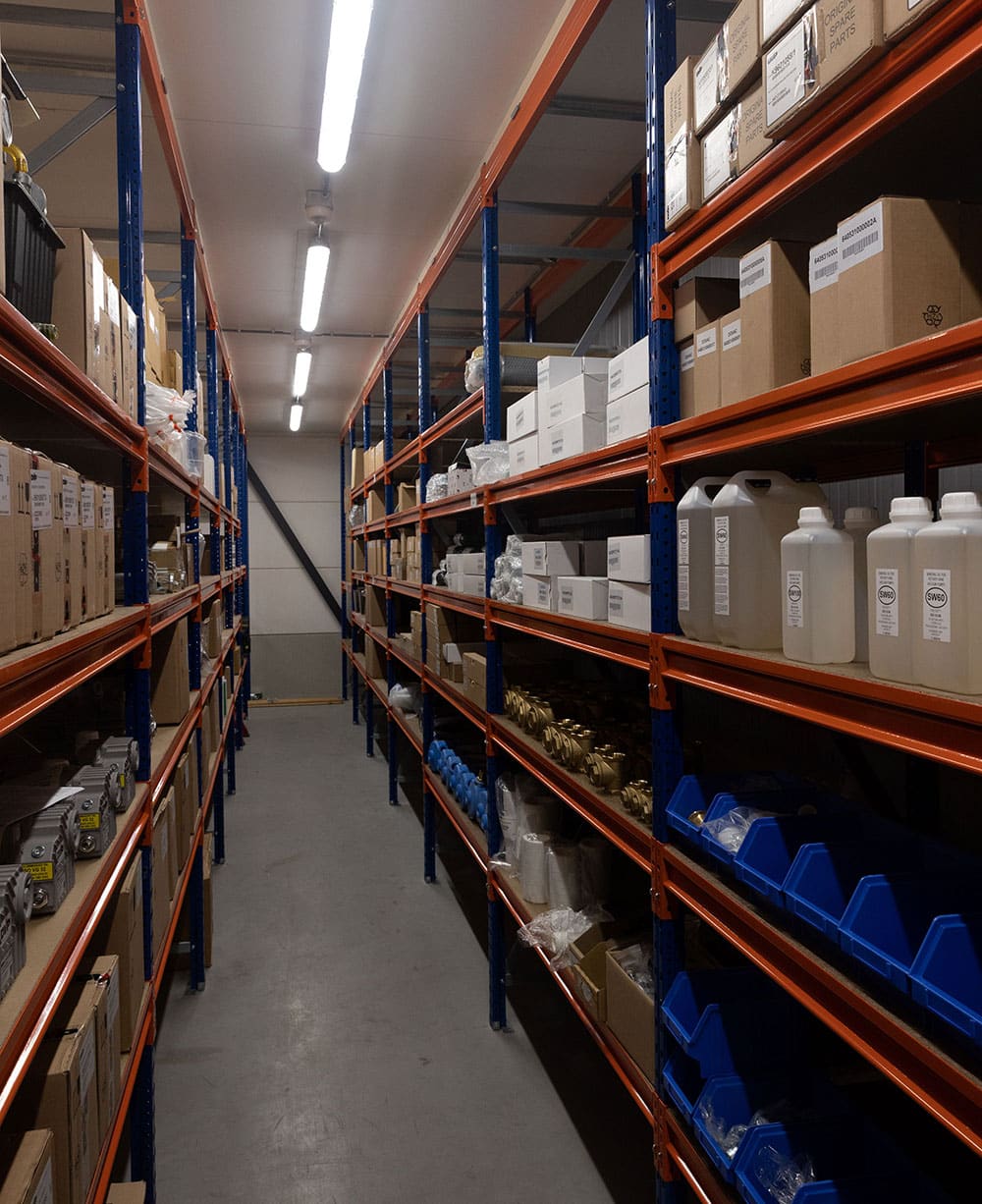 Een schuine foto van een gangpad in het magazijn van Dovac
